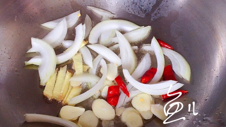 爆炒小龙虾,洋葱、生姜、大蒜和干红辣椒放入油锅爆香