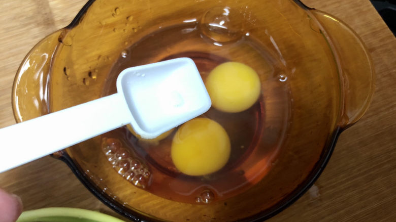 丝瓜炒鸡蛋➕绿阴幽草胜花时,鸡蛋打入碗中，加入少许食盐