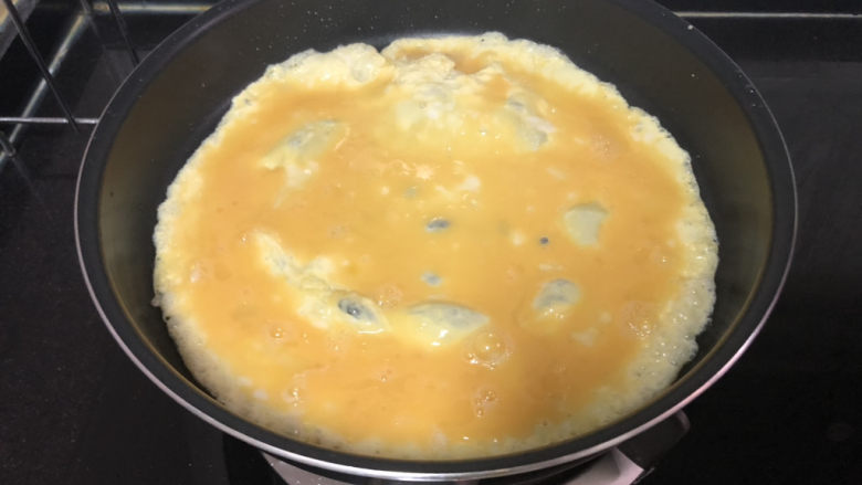 丝瓜炒鸡蛋➕绿阴幽草胜花时,热锅适量食用油，倒入蛋液