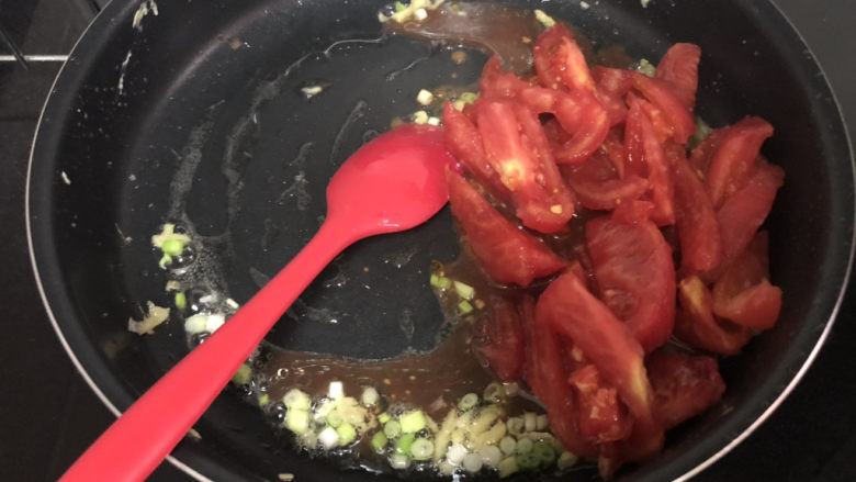 丝瓜炒鸡蛋➕绿阴幽草胜花时,放入番茄块，煸炒一分钟