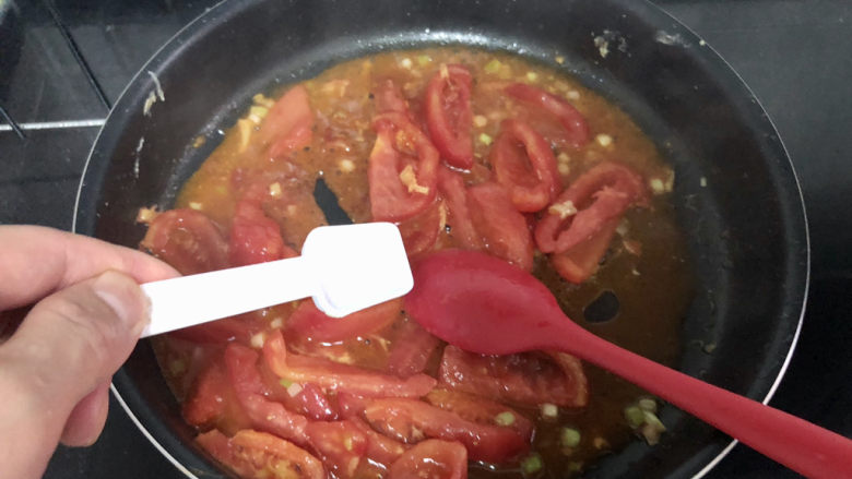 丝瓜炒鸡蛋➕绿阴幽草胜花时,加入一点食盐，可以加速番茄出汁，小火炖煮一两分钟番茄味浓