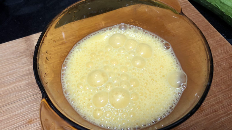丝瓜炒鸡蛋➕绿阴幽草胜花时,搅打成均匀蛋液