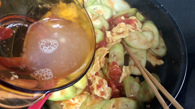 丝瓜炒鸡蛋➕绿阴幽草胜花时,加入少许清水，煮开