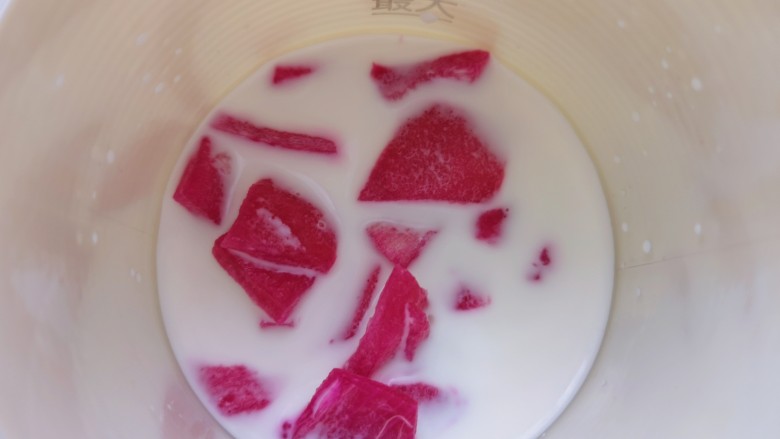 火龙果奶香馒头,放入榨汁杯，加入<a style='color:red;display:inline-block;' href='/shicai/ 13431'>纯牛奶</a>榨成汁。