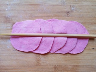火龙果奶香馒头,五张面片一组排列好，用筷子在中间压一下。