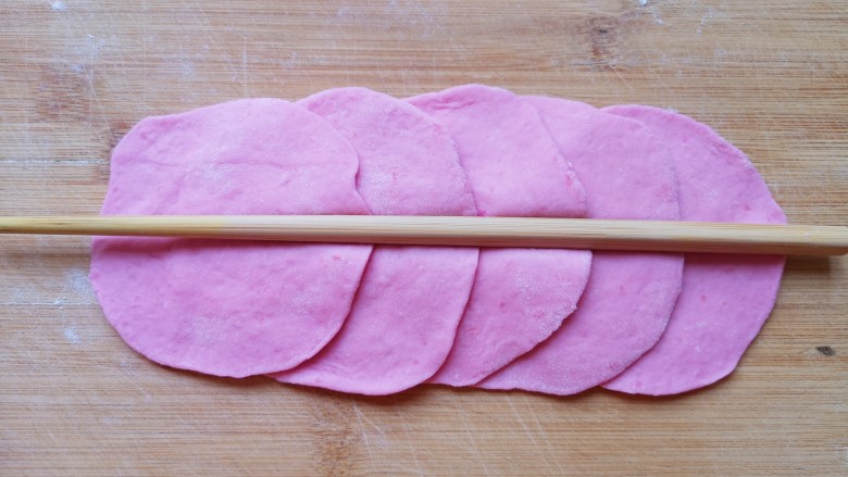 火龙果奶香馒头,五张面片一组排列好，用筷子在中间压一下。