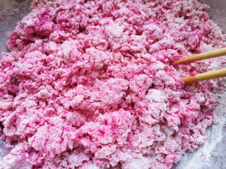 火龙果奶香馒头,用筷子搅拌成絮状。