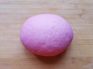 火龙果奶香馒头,发酵好的面团揉光排气。