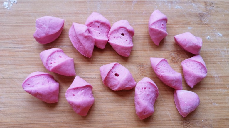 火龙果奶香馒头,搓成长条，分成饺子皮大小的小剂子。