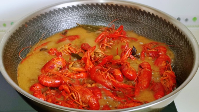 爆炒小龙虾,大火收汁，不要将汤汁收干哈，有点汤汁更好吃。