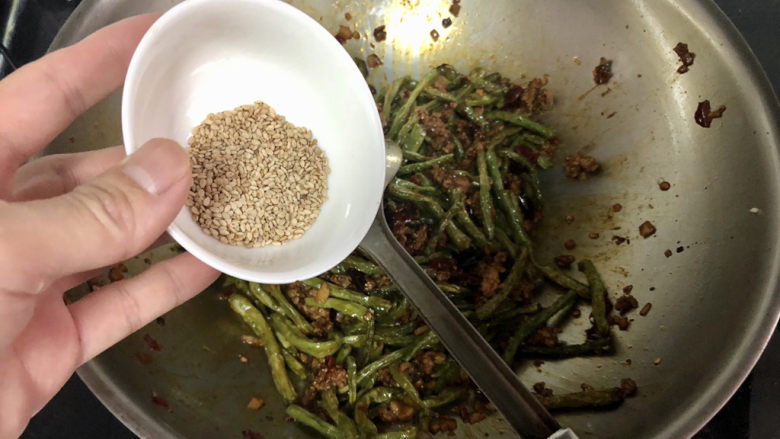 干煸豇豆➕草深无处不鸣蛙,最后加入熟白芝麻，翻炒均匀，出锅