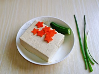 家常烧豆腐,准备食材，胡萝卜切片用模具压出五角星，没有模具可以直接切片，秋葵洗干净切段。