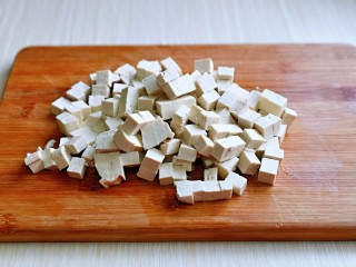 家常烧豆腐,北豆腐冷水冲洗干净，再切小块。