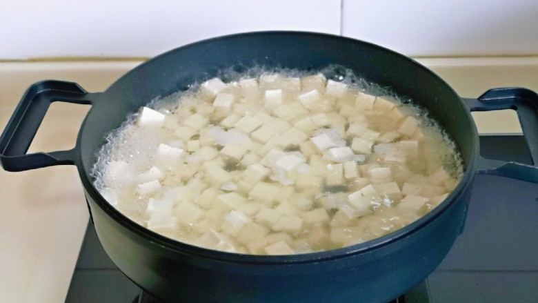 家常烧豆腐,北豆腐焯水，冷水下锅，大火烧开，煮2分钟，捞出淋干水分备用。
