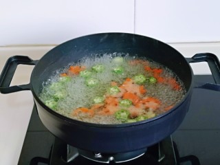 家常烧豆腐,胡萝卜与秋葵焯水，水烧开后下入，大火煮30秒捞出过冷水。