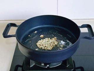 家常烧豆腐,起油锅，加入切好的蒜炒香。