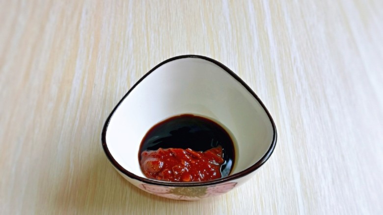 家常烧豆腐,<a style='color:red;display:inline-block;' href='/shicai/ 721'>蚝油</a>与黄豆辣酱放小碗中，加入纯净水搅拌均匀，放旁边备用。