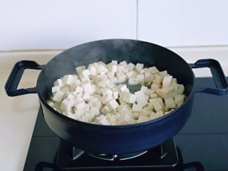家常烧豆腐,再加入焯水的豆腐块。
