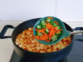 家常烧豆腐,加入焯水的胡萝卜与秋葵。