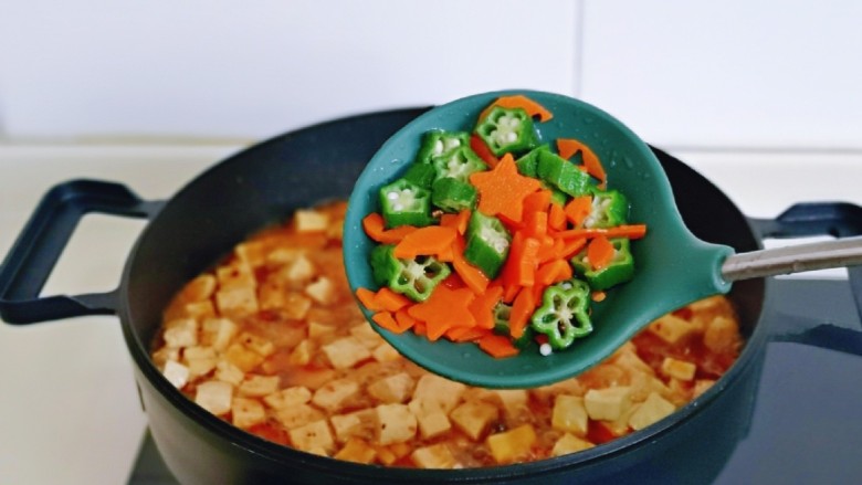 家常烧豆腐,加入焯水的胡萝卜与秋葵。