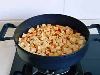 家常烧豆腐,加入调好的酱料。