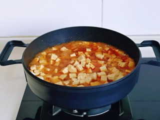 家常烧豆腐,加入一小碗纯净水，轻轻翻动均匀，大火烧开。