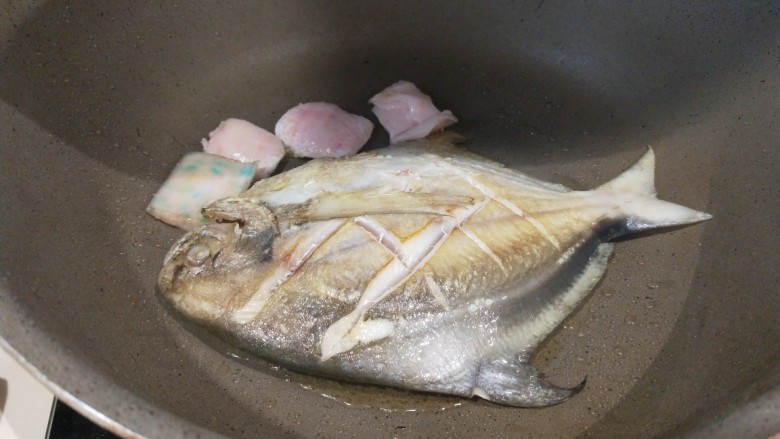 葱油鳊鱼,做鱼好吃关键要放猪皮煎制，在放入鱼煎制。