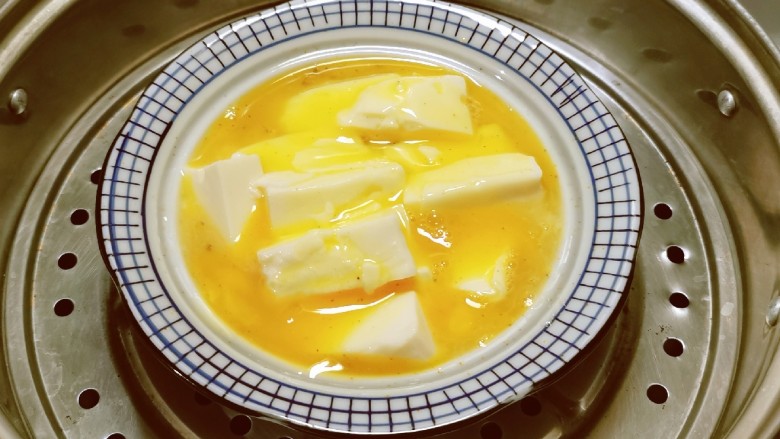 豆腐蒸蛋,蒸锅水烧开 放入豆腐鸡蛋