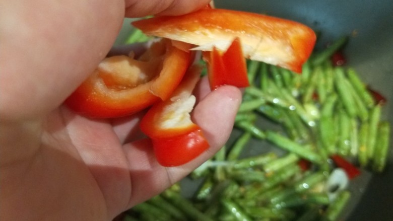 干煸豇豆,切几块红椒配色。