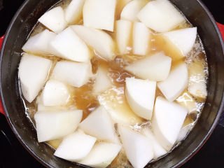 牛腱子炖萝卜,放入锅中大火烧开转小火焖10分钟，放盐继续焖5分钟。