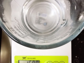 无油咸吐司,准备150ml水，面粉吸水性不同，一定要分次加入，没有用完剩下10ml