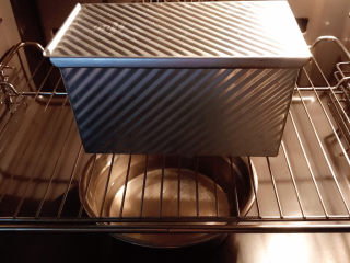 无油咸吐司,放入烤箱，进行二次发酵，烤箱中放一碗热水帮助发酵