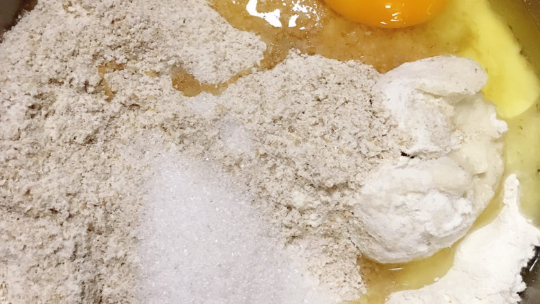 无油咸吐司,称好的材料放入面粉中，鸡蛋打入面粉中