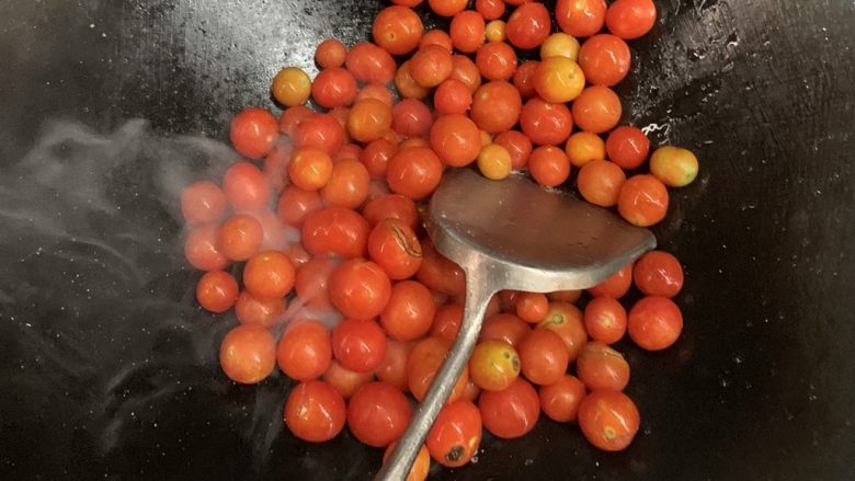 万能重香番茄辣酱,倒入番茄。