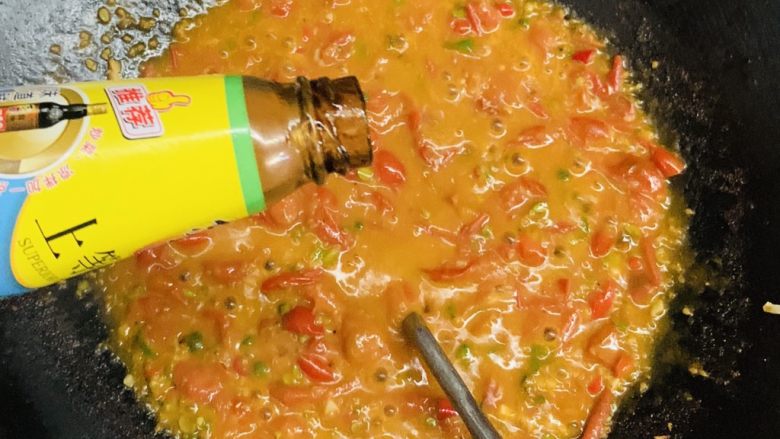 万能重香番茄辣酱,加入蚝油提鲜。