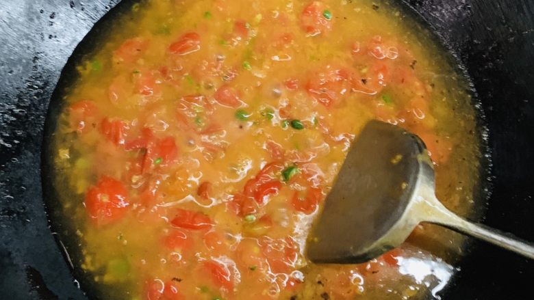 万能重香番茄辣酱,加入清水。稍微看到周边一圈水，能覆盖番茄汤汁就行。