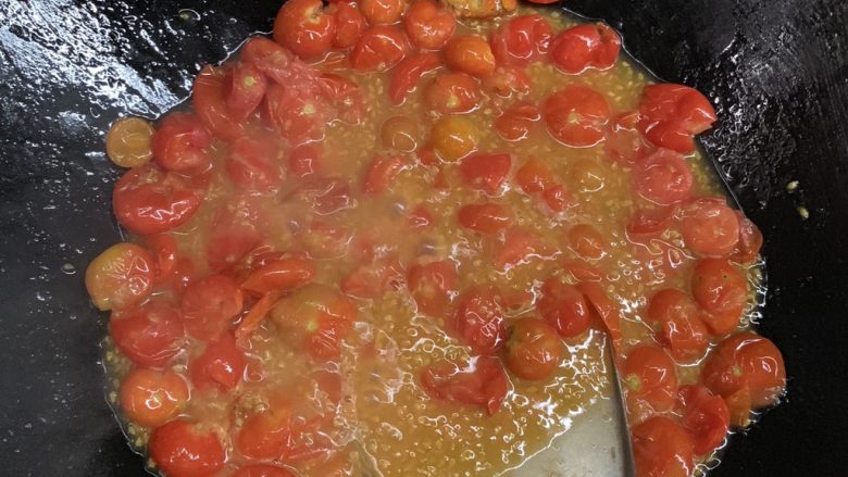 万能重香番茄辣酱,轻轻摁压翻拌到没有完整的番茄。