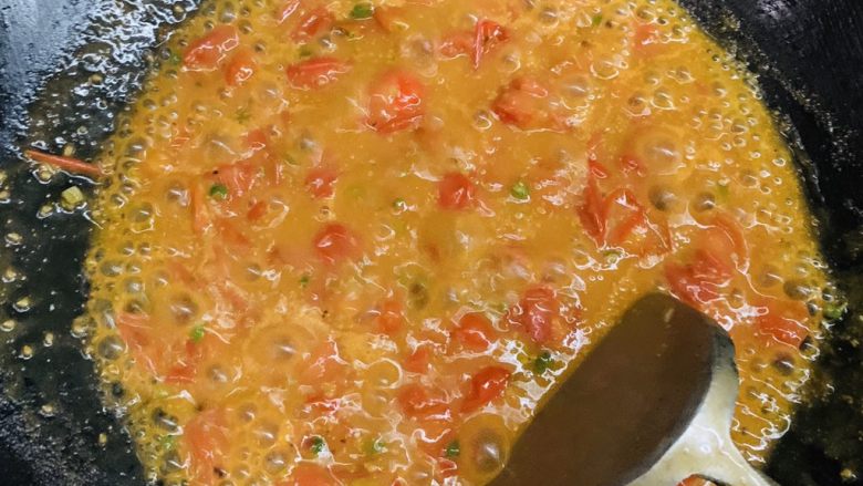 万能重香番茄辣酱,汤汁开了继续翻拌30秒左右。