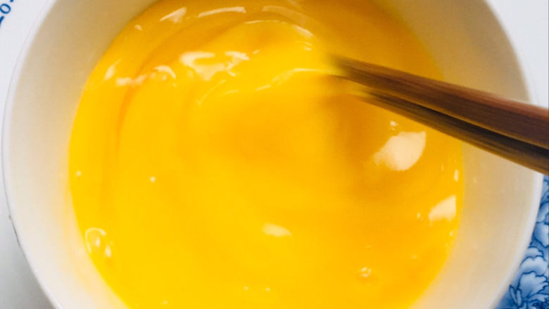 丝瓜炒鸡蛋,用筷子把鸡蛋搅拌均匀～