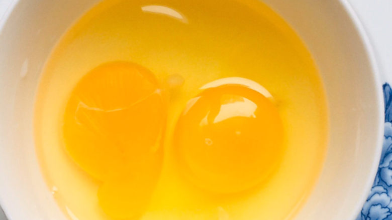 丝瓜炒鸡蛋,碗中打入两个鸡蛋～