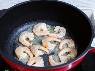 番茄虾仁培根蛋炒饭,原锅倒入许食用油烧热，放入虾仁，煎至变色盛出备用