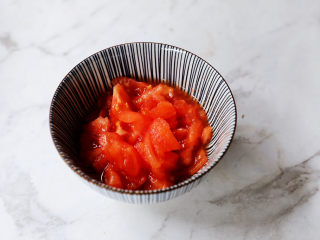 番茄虾仁培根蛋炒饭,番茄洗净底部切十字，放入开水中焯烫，烫至皮翘取出去皮，然后切成小块备用