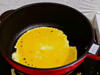 番茄虾仁培根蛋炒饭,锅中倒入适量的食用油烧热，倒入鸡蛋液，用筷子快速搅成小块，盛出备用