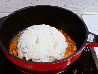 番茄虾仁培根蛋炒饭,加入米饭