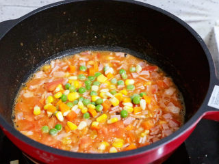 番茄虾仁培根蛋炒饭,再加入混合蔬菜粒，再次翻炒均匀