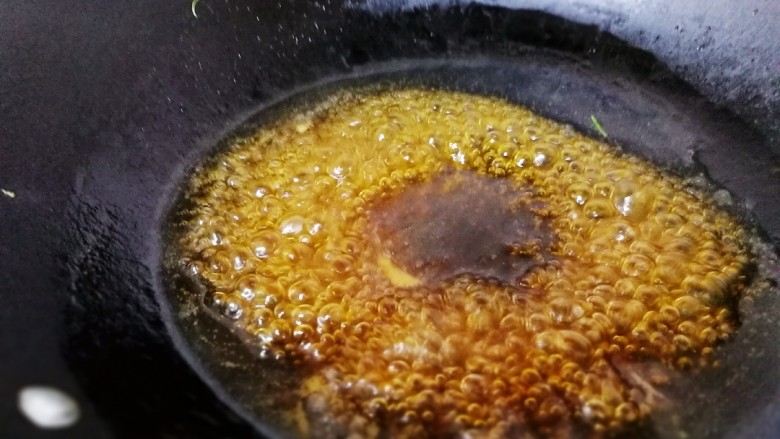 千张包肉,倒入锅里，中火加热至起泡汤汁浓稠。