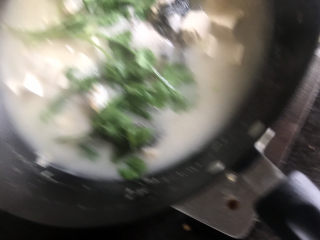 豆腐鱼头汤,放入少许白胡椒粉，临关火前放入香菜，盖上锅盖焖2分钟，关火即可盛出，放香菜能使汤更鲜美（照片没拍好，后来才发现😂）