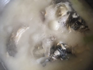 豆腐鱼头汤,大火烧开至鱼汤变奶白色