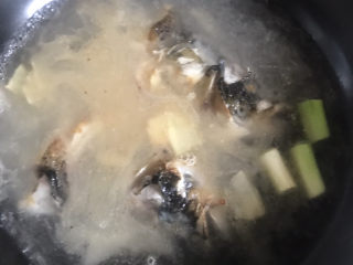 豆腐鱼头汤,水加到盖过鱼头，盖上锅盖大火烧开