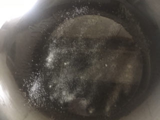 豆腐鱼头汤,锅热倒入适量的油，撒上 适量盐防粘